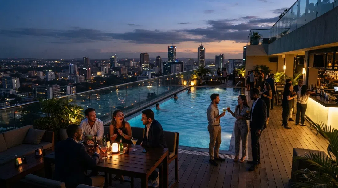 Sarabi Pool & Supper Club en la azotea del hotel Sankara, piscina infinita y terraza de cócteles brillando al atardecer sobre el horizonte de Nairobi